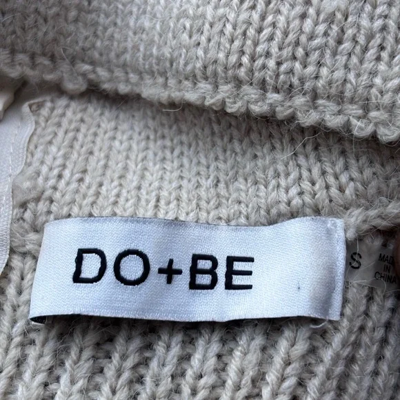 DO+BE beige knit sweater with a choker neckline and a deep V-neck - Picture 6 of 7